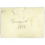 1943. Németország. Gyerekek biciklivel, egy farmon. A kép készítője és a rajta szereplő személye ismeretlen. Fekete-fehér eredeti papírkép, régi fotó.  (2792498)