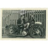 1936. Németország. Fiatal hölgy motorral. A kép készítője és a rajta szereplő személye ismeretlen. Fekete-fehér eredeti papírkép, régi fotó.  (2792504)