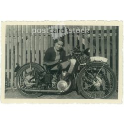   1936. Németország. Fiatal hölgy motorral. A kép készítője és a rajta szereplő személye ismeretlen. Fekete-fehér eredeti papírkép, régi fotó.  (2792504)