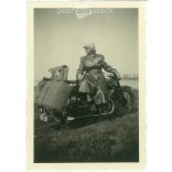1952. Németország. Fiatal hölgy motorral. A kép készítője és a rajta szereplő személye ismeretlen. Fekete-fehér eredeti papírkép, régi fotó.  (2792506)