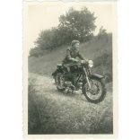 1953. Németország. Fiatal hölgy motorral. A kép készítője és a rajta szereplő személye ismeretlen. Fekete-fehér eredeti papírkép, régi fotó.  (2792507)