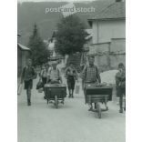 1940-es évek. Ausztria. Útban a vasútállomásra. A kép készítője Leopold Diemer, Wien. Fekete-fehér eredeti papírkép, régi fotó. (2792511)