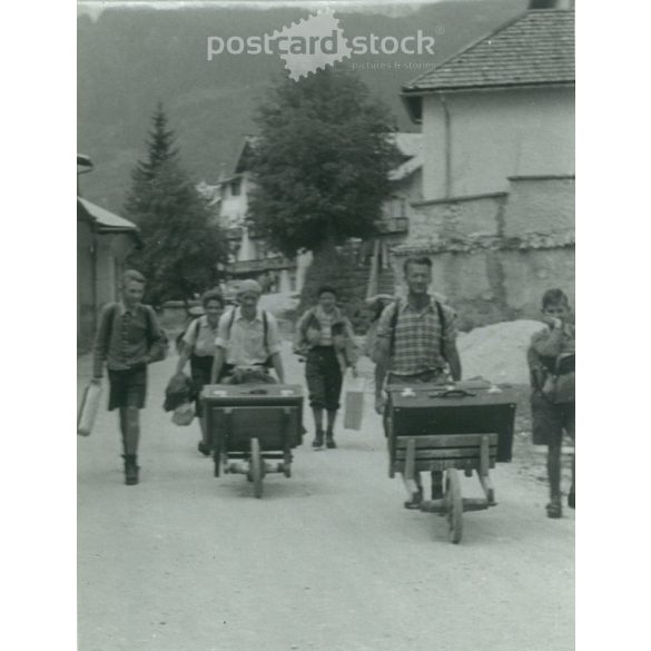 1940-es évek. Ausztria. Útban a vasútállomásra. A kép készítője Leopold Diemer, Wien. Fekete-fehér eredeti papírkép, régi fotó. (2792511)