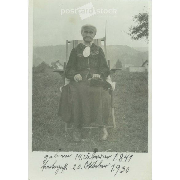 1930. Németország. 89 éves néni egészalakos fotója. A kép készítője és a rajta szereplő személye ismeretlen. Eredeti papírkép, régi képeslap, fotólap. (2792515)