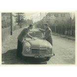 1954. Németország. Térképes útmeghatározás. A kép készítője és a rajta szereplők személye ismeretlen. Eredeti papírkép, régi képeslap, fotólap. (2792516)