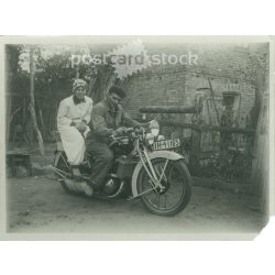   1920-as évek. Németország. Fiatal pár motorkerékpáron pózol. A kép készítője és a rajta szereplők személye ismeretlen. Fekete-fehér eredeti papírkép, régi fotó. (2792518)