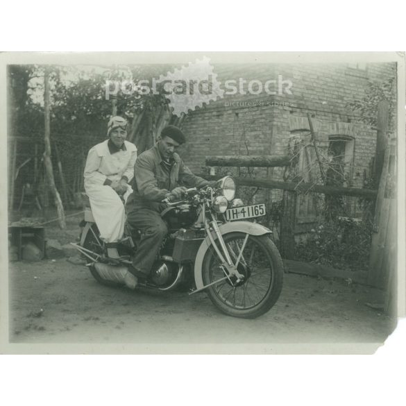 1920-as évek. Németország. Fiatal pár motorkerékpáron pózol. A kép készítője és a rajta szereplők személye ismeretlen. Fekete-fehér eredeti papírkép, régi fotó. (2792518)