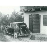 1940-es évek. Németország. Kirándulásra készen. A kép készítője és a rajta szereplők személye ismeretlen. Fekete-fehér eredeti papírkép, régi fotó. (2792521)