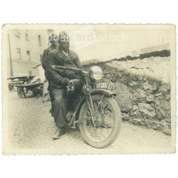   1920-as évek. Németország. Motorosok. A kép készítője és a rajta szereplők személye ismeretlen. Fekete-fehér eredeti papírkép, régi fotó. (2792522)