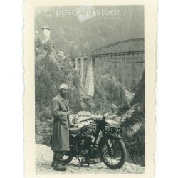   1939. Németország. Motoros túrán a hegyekben. A kép készítője és a rajta szereplő személye ismeretlen. Fekete-fehér eredeti papírkép, régi fotó. (2792525)