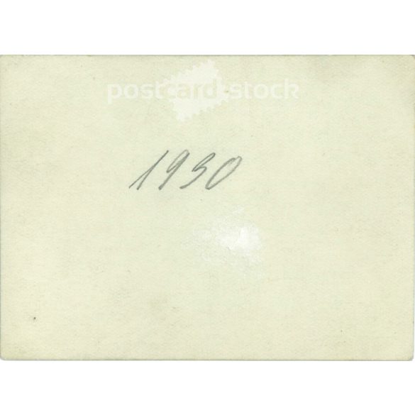 1930. Németország. Autóút előtt. A kép készítője és a rajta szereplő személye ismeretlen. Fekete-fehér eredeti papírkép, régi fotó. (2792527)