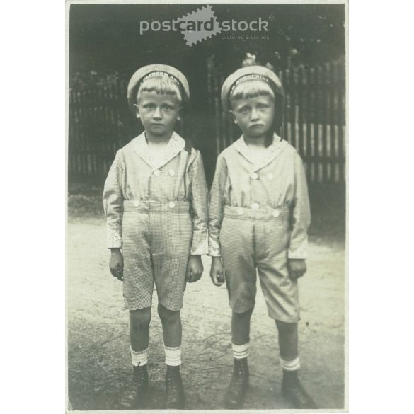 1922. Németország. Szomorú ikrek. A kép készítője és a rajta szereplők személye ismeretlen. Fekete-fehér eredeti papírkép, régi fotó. (2792529)