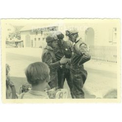   1930-as évek. Németország. Motorverseny résztvevői. A kép készítője és a rajta szereplők személye ismeretlen. Fekete-fehér eredeti papírkép, régi fotó. (2792531)