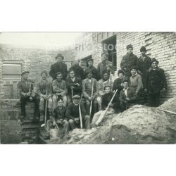   1930-as évek. Építőbrigád. A kép Magyarországon készült, készítője ismeretlen. Fotó reprodukció. Fekete-fehér régi fotólap, képeslap. (2792538)