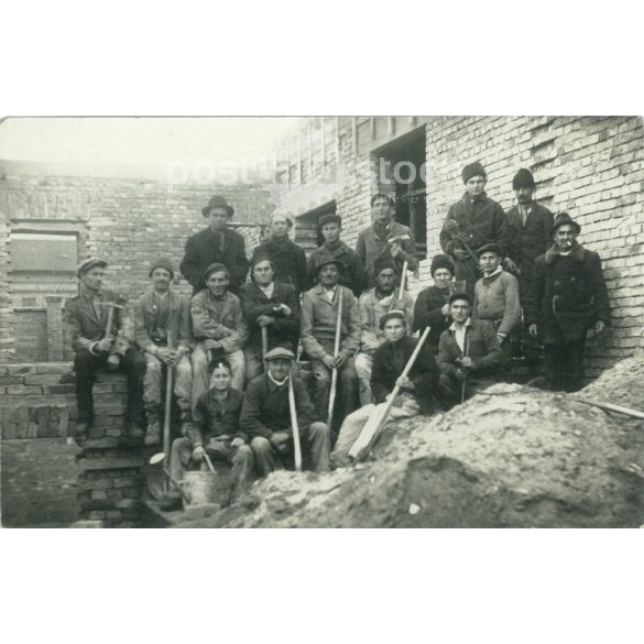 1930-as évek. Építőbrigád. A kép Magyarországon készült, készítője ismeretlen. Fotó reprodukció. Fekete-fehér régi fotólap, képeslap. (2792538)
