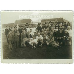   1930-as évek. Magyarország. Vidéki futballcsapat. A kép készítője és a rajta szereplők személye ismeretlen. Fekete-fehér eredeti papírkép, régi fotó. (2792544)