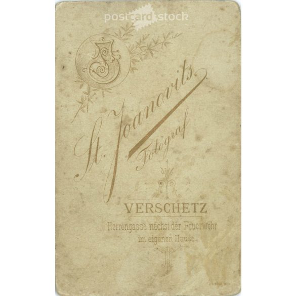 St. Joanovits fényképész munkája 1900-as évek eleje, Versec, Szerbia. Fiatal hölgy, műtermi fotója. Izgalmas kompozíció, attraktív öltözék. Régi fotó, vizitkártya, CDV fotó. (2792553)