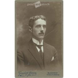   Goszleth István és fia fényképészeti műterem munkája. 1920-as évek, Budapest. Fiatal férfi, műtermi fotója. Régi fotó, vizitkártya, CDV fotó. (2792554)