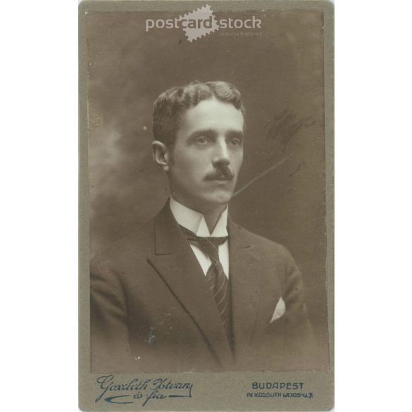 Goszleth István és fia fényképészeti műterem munkája. 1920-as évek, Budapest. Fiatal férfi, műtermi fotója. Régi fotó, vizitkártya, CDV fotó. (2792554)