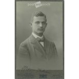 1912. Hoppa Istvánt ábrázoló, műtermi felvétel. Kossak József fényképészeti műterme készítette. Régi fotó, vizitkártya, CDV fotó. (2792555)