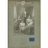 1900-as évek eleje. Házaspár és öt gyerekük, egészalakos műtermi felvétele. Kerpit K. fényképészeti műterme készítette, Mezőtúr. Régi fotó, eredeti kabinetfotó / keményhátú fotó. (2792556)