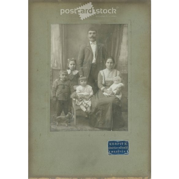 1900-as évek eleje. Házaspár és öt gyerekük, egészalakos műtermi felvétele. Kerpit K. fényképészeti műterme készítette, Mezőtúr. Régi fotó, eredeti kabinetfotó / keményhátú fotó. (2792556)
