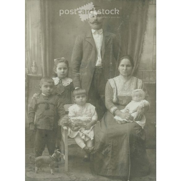 1900-as évek eleje. Házaspár és öt gyerekük, egészalakos műtermi felvétele. Kerpit K. fényképészeti műterme készítette, Mezőtúr. Régi fotó, eredeti kabinetfotó / keményhátú fotó. (2792556)