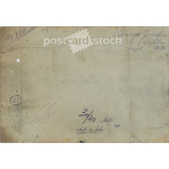 1900-as évek eleje. Házaspár és öt gyerekük, egészalakos műtermi felvétele. Kerpit K. fényképészeti műterme készítette, Mezőtúr. Régi fotó, eredeti kabinetfotó / keményhátú fotó. (2792556)