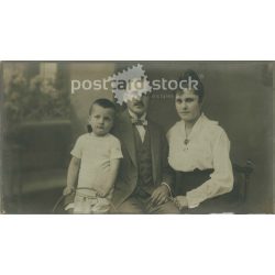   1900-as évek eleje. Családi fotó, műtermi felvétel. Erdős Sándor, fényképészeti műterme készítette, Budapesten. Régi fotó, eredeti kabinetfotó / keményhátú fotó. (2792557)