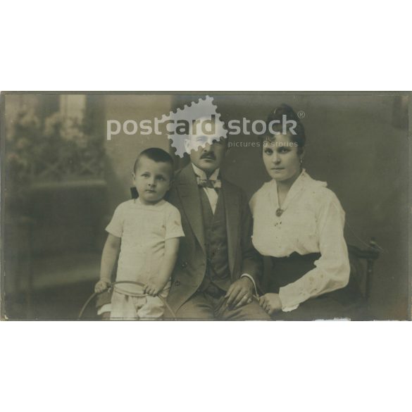 1900-as évek eleje. Családi fotó, műtermi felvétel. Erdős Sándor, fényképészeti műterme készítette, Budapesten. Régi fotó, eredeti kabinetfotó / keményhátú fotó. (2792557)