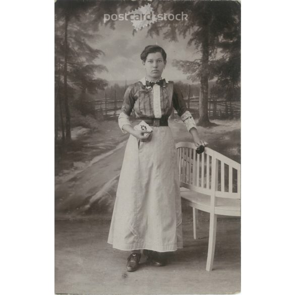 1917 - Csinos hölgy virággal és bibliával, műtermi felvétel. A kép készítője ismeretlen. Eredeti papírkép. Régi fotó. Fekete-fehér fotólap, képeslap. (2792563)