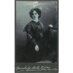   1900-as évek eleje. Fiatal nő, műtermi felvétele. Rasofszky Béla, fényképészeti műterem, Nyitra. Régi fotó, eredeti kabinetfotó / keményhátú fotó. (2792567