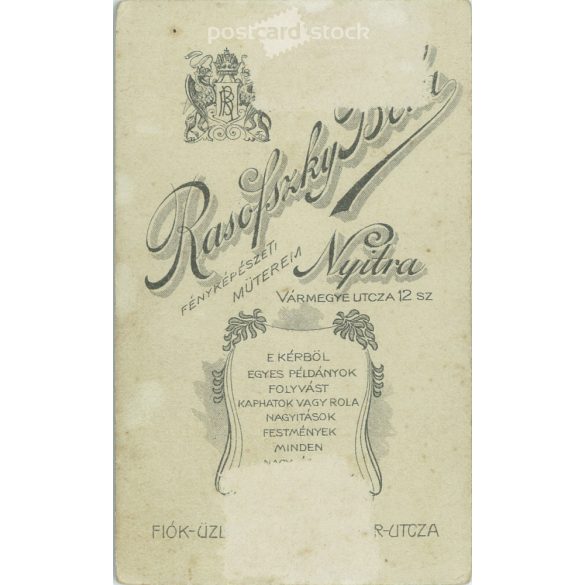 1900-as évek eleje. Fiatal nő, műtermi felvétele. Rasofszky Béla, fényképészeti műterem, Nyitra. Régi fotó, eredeti kabinetfotó / keményhátú fotó. (2792567