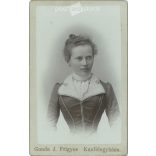 1900-as évek eleje. Fiatal nő elegáns öltözékben, műtermi felvétel. Gonda J. Frigyes műterme, Kiskunfélegyháza. Régi fotó, eredeti kabinetfotó / keményhátú fotó. (2792568)