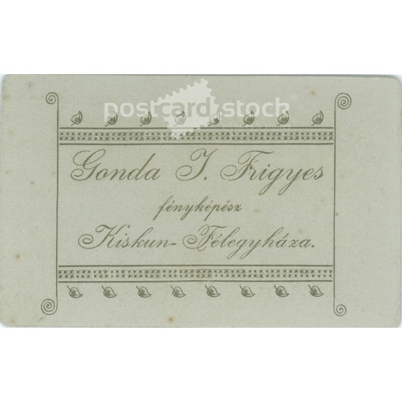 1900-as évek eleje. Fiatal nő elegáns öltözékben, műtermi felvétel. Gonda J. Frigyes műterme, Kiskunfélegyháza. Régi fotó, eredeti kabinetfotó / keményhátú fotó. (2792568)