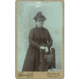 Goszleth István fényképészeti műterem munkája. 1900-as évek, Budapest. Idős, elegáns hölgy, műtermi fotója. Régi fotó, vizitkártya, CDV fotó. (2792571)