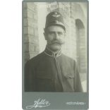 Adler fényképészeti műterem munkája, Szászváros. 1900-as évek, Erdély. Idős, vasutas férfi fotója. Régi fotó, vizitkártya, CDV fotó. (2792572)