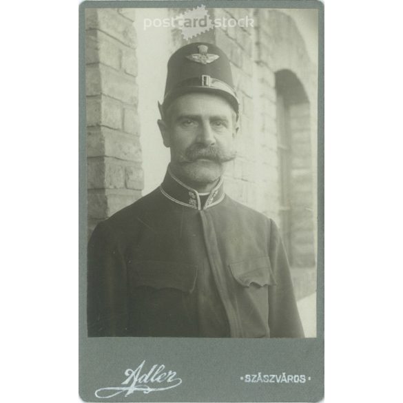 Adler fényképészeti műterem munkája, Szászváros. 1900-as évek, Erdély. Idős, vasutas férfi fotója. Régi fotó, vizitkártya, CDV fotó. (2792572)