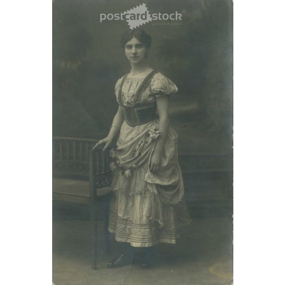 1917 - Csinos hölgy műtermi felvétele. A kép készítője ismeretlen. Eredeti papírkép. Régi fotó. Fekete-fehér fotólap, képeslap. (27925673)