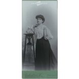 Rechnitzer Károly fényképészeti műterem munkája. 1900-as évek eleje. Pancsova, Szerbia. Ismeretlen, fiatal hölgy műtermi fotója. Régi fotó, vizitkártya, CDV fotó. (2792576)