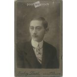 Bácskay Dezső fényképészeti műterem munkája. Vác. 1900-as évek eleje. Ismeretlen fiatalember műtermi fotója. Régi fotó, vizitkártya, CDV fotó. (2792577)