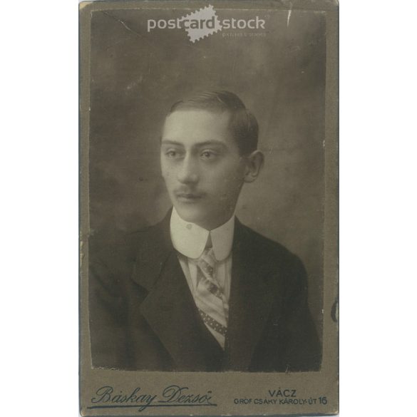 Bácskay Dezső fényképészeti műterem munkája. Vác. 1900-as évek eleje. Ismeretlen fiatalember műtermi fotója. Régi fotó, vizitkártya, CDV fotó. (2792577)