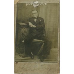   Erdélyi Mór fényképészeti műterem munkája. Budapest. 1900-as évek eleje. Ismeretlen férfi műtermi fotója. Régi fotó, vizitkártya, CDV fotó. (2792578)