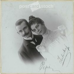   Kossak József fényképészeti műterem munkája. Arad. 1900-as évek eleje. Fiatal pár, Pepi és Juliska műtermi fotója. Régi fotó, eredeti kabinetfotó / keményhátú fotó. (2792579)