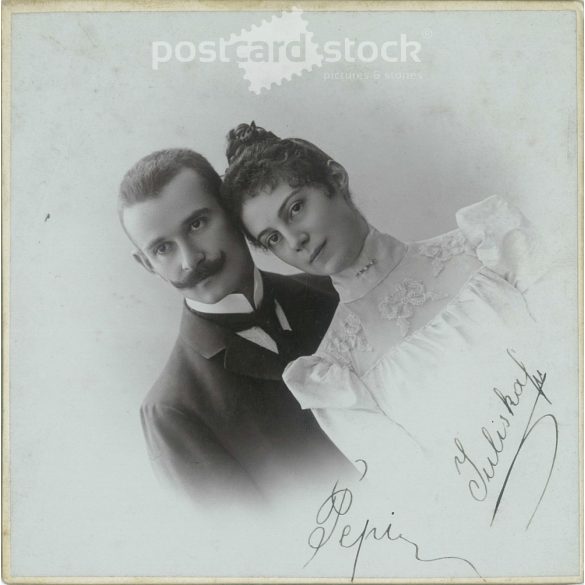 Kossak József fényképészeti műterem munkája. Arad. 1900-as évek eleje. Fiatal pár, Pepi és Juliska műtermi fotója. Régi fotó, eredeti kabinetfotó / keményhátú fotó. (2792579)