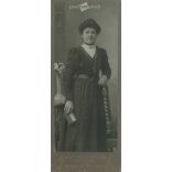 T. Hofer fényképészeti műterem munkája. Weilheim Peissenberg. 1900-as évek eleje. Ismeretlen, fiatal nő műtermi fotója. Régi fotó, vizitkártya, CDV fotó. (2792580)