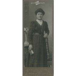   T. Hofer fényképészeti műterem munkája. Weilheim Peissenberg. 1900-as évek eleje. Ismeretlen, fiatal nő műtermi fotója. Régi fotó, vizitkártya, CDV fotó. (2792580)