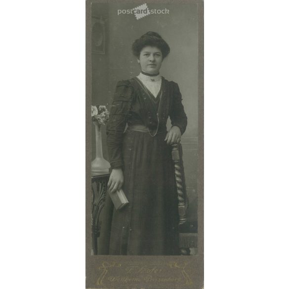 T. Hofer fényképészeti műterem munkája. Weilheim Peissenberg. 1900-as évek eleje. Ismeretlen, fiatal nő műtermi fotója. Régi fotó, vizitkártya, CDV fotó. (2792580)