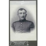 Drabe & Steinbacher fényképészeti műterem munkája. Augsburg. 1900-as évek eleje. Ismeretlen, fiatal katona műtermi fotója. Régi fotó, vizitkártya, CDV fotó. (2792581)