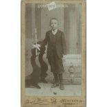 Joseph Werner fényképészeti műterem munkája. München. 1900-as évek eleje. Ismeretlen fiú műtermi fotója. Régi fotó, vizitkártya, CDV fotó. (2792582)